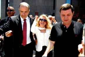 Joelma comemora divórcio na porta de fórum.(Imagem:MSN)