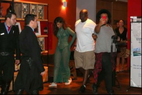 Rihanna vai à churrascaria de biquíni e tropeça na saída.(Imagem:MSN)