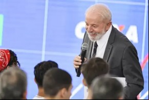 Presidente Lula participa de cerimônia para o anúncio de pagamento do primeiro incentivo financeiro-educacional do Programa Pé-de-Meia.(Imagem:Marcelo Camargo/Agência Brasil)