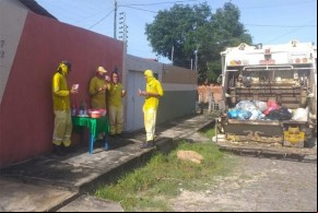 Moradores oferecem café da manhã a garis(Imagem:Reprodução)