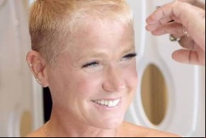 Xuxa raspa cabelo para novo programa e rebate críticos.(Imagem:Instagram)