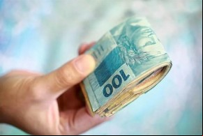 No Piauí, a população branca ganha R$ 1016 a mais que a população preta.(Imagem:florianonews.piauiconectado.com)