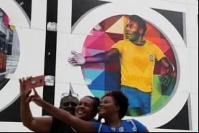 Premiado como Atleta do Século 20 e considerado o maior jogador de futebol de todos os tempos, Pelé se tornou referência esportiva e cultural do país.(Imagem:REUTERS/Amanda Perobelli/Direitos Reservados)