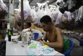 Confecção de fantasias da Estação Primeira de Mangueira no barracão da escola, na Cidade do Samba, sobre o enredo