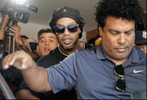 Ronaldinho e o irmão Assis deixam o MP do Paraguai após prestarem depoimento(Imagem:Jorge Adorno/Reuters)