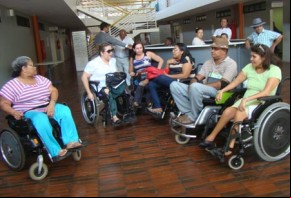 Cadeirantes foram até a Câmara Municipal solicitar que os vereadores intervenham junto ao prefeito.(Imagem:Caroline Oliveira/florianonews.piauiconectado.com)