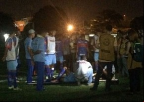 Testinha foi atendido ainda no gramado de demorou para se levantar(Imagem:Fábio Lima)