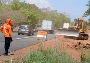 Vazamento em tubulação forma jato de água em cruzamento de Teresina.(Imagem:Divulgação)