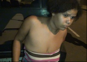 Mulher agride criança e tenta matar marido com facão.(Imagem:Divulgação)