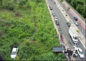 Caminhonete sai da pista e invade matagal na capital.(Imagem:florianonews.piauiconectado.com)
