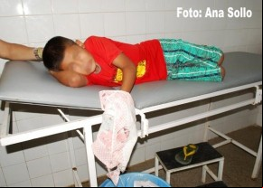    	 Menino de 9 anos achou o artifício na rua e fala que a bomba explodiu devido o forte calor.(Imagem:Ana Sollon)
