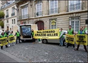 Ativistas do Greenpeace invadem residência do embaixador do Brasil em Paris.(Imagem:Estadão Conteúdo)