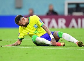 Neymar e Danilo não jogam mais pela Seleção na 1ª fase da Copa do Mundo(Imagem:Reprodução)