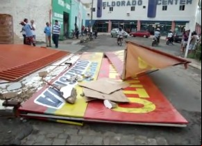 Queda de um muro e uma placa no bairro Catumbí(Imagem:Agente190)