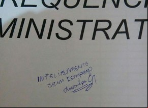 Escola é arrombada e bandidos deixam bilhete: 