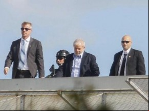 Lula resiste, mas deve deixar a prisão em Curitiba pelas mãos de seus acusadores.(Imagem:Divulgação)