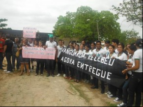 Alunos realizaram protesto contra obras inacabadas no CEEP em Floriano.(Imagem:FlorianoNews)