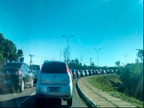 Engarrafamento bloqueia entrada na UFPI e exclui candidatos de concurso.(Imagem:florianonews.piauiconectado.com)