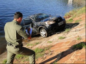Veículo cai dentro do açude Caldeirão.(Imagem:Sílvio Vieira/ClicaPiripiri)