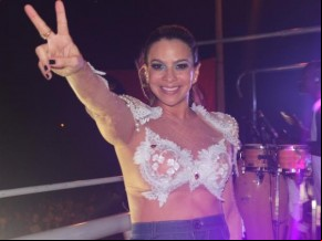 Fabrícia e banda levam público agrada público ao misturar ritmos.(Imagem:Gilcilene Araújo/G1)