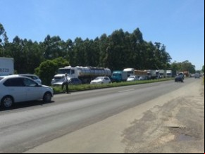 Caminhoneiros protestam em estradas estaduais e federais.(Imagem:Zete Padilha/RBS TV)