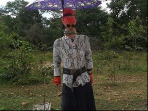 Boneca sob um guarda-chuva.(Imagem:Giumaura Moura/ Arquivo Pessoal)