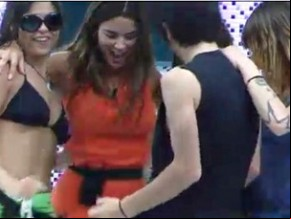Laisa dança com hermanos.(Imagem:Reprodução)