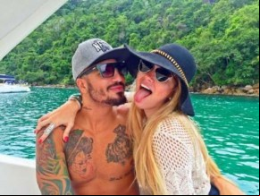 Recado para Amanda? Após reatar com Fernando, ex-BBB Aline posta foto dando língua.(Imagem:MSN)