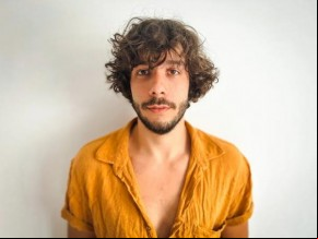 Ator Vitor Novello se lança como cantor com a edição em maio do álbum autoral