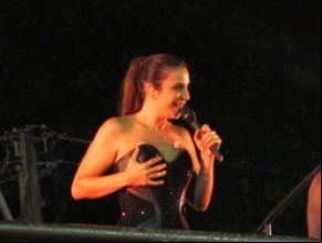 Ivete Sangalo elogia os seios de Bárbara Evans: