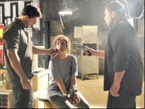 Alice é ameaçada por homens misteriosos.(Imagem:Fina Estampa/TV Globo)
