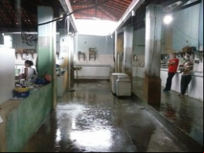 Após chuva, mercado público fica alagado em Piripiri.(Imagem:Francisco Júnior/Piripirinews)