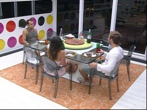 Os três finalistas ganham lanche surpresa e se reúnem na mesa da cozinha(Imagem:Reprodução)