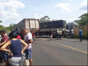 Acidente entre 3 carretas causa grande engarrafamento na BR 316.(Imagem:Divulgação)