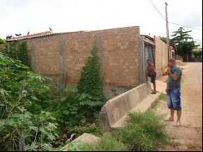 É impossível não se incomodar com o mau cheiro(Imagem:MOACIR AMORIM)
