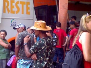 Terminal rodoviário de Floriano está pequeno para tanta gente(Imagem:Léo Miranda)