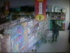O elemento sai tranquilamente, após subtrair de uma prateleira, um litro de whisky(Imagem:agente 190)