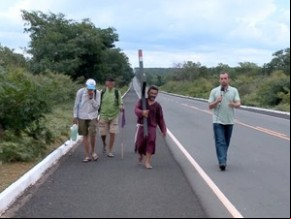 Homem anda em rodovia carregando cruz a pés por mais de 60 km.(Imagem:Reprodução/TV Clube)