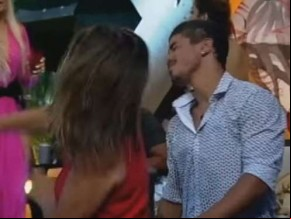 De volta à Fazenda, Mara dá três tapas no rosto de Douglas e vai parar no hospital.(Imagem:MSN)
