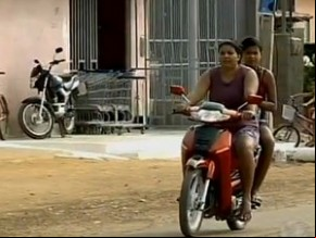 Motociclistas sem capacete.(Imagem:Reprodução/TV Grande Rio)