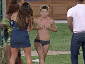 Diana cumpre promessa e cai na piscina sem sutiã(Imagem:Reprodução)