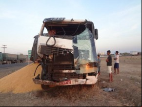 Acidente entre carretas deixa três pessoas feridas na BR-230.(Imagem:FlorianoNews)