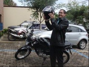 Dispositivo impede que motociclistas saiam sem capacete.(Imagem:Juliana Gomes/G1)