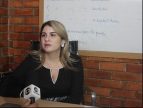Defensora Aline Patrício falou das teses apresentadas.(Imagem:Catarina Costa/G1)
