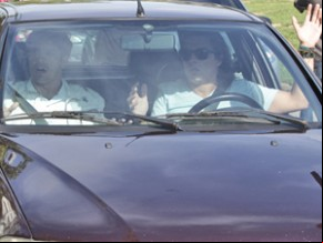 Filho de Griselda é abordado no carro de Daniel.(Imagem:Fina Estampa/TV Globo)
