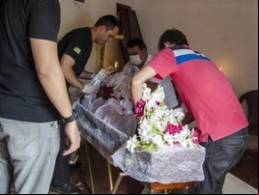 Velório da idosa foi interrompido pelos peritos e policiais.(Imagem:Wenddel Veras/Blog do Coveiro)