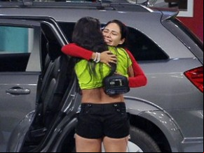 Jakeline e Kelly se abraçam ao final da prova.(Imagem:Reprodução)