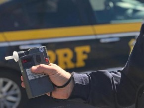 PRF fiscaliza a alcoolemia com o uso do etilômetro(Imagem:Divulgação/PRF)