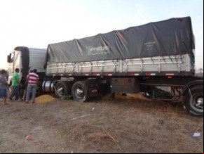 Acidente entre carretas deixa três pessoas feridas na BR-230.(Imagem:FlorianoNews)