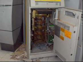 Após arrastão, bandidos invadem padaria e roubam caixa eletrônico.(Imagem:Divulgação)